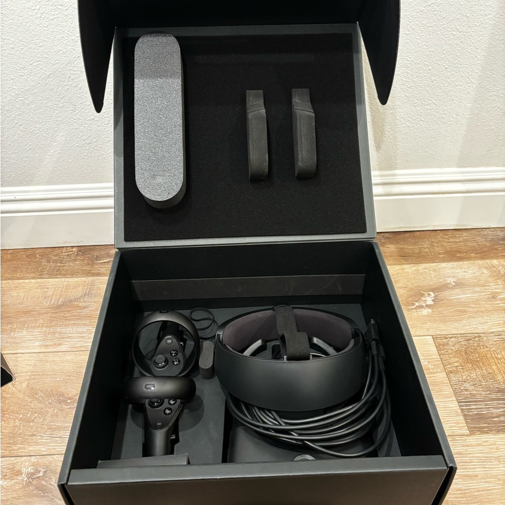Oculus Rift S VR Headset - Black and Blue Accents - Picture 3 of 6